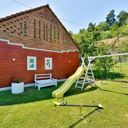 Cozy In Mrzlo Polje With Sauna Сasa de vacaciones